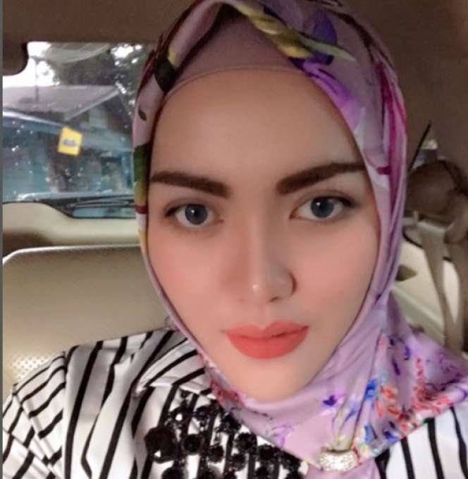 Kini Mantap Berhijab, 8 Potret Terbaru Ria Amelia Pelantun ‘SMS’ Sukses Curi Perhatian!