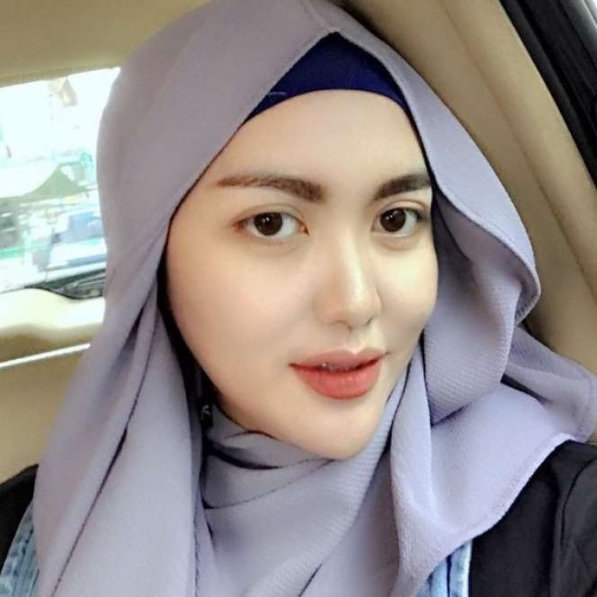 Kini Mantap Berhijab, 8 Potret Terbaru Ria Amelia Pelantun ‘SMS’ Sukses Curi Perhatian!