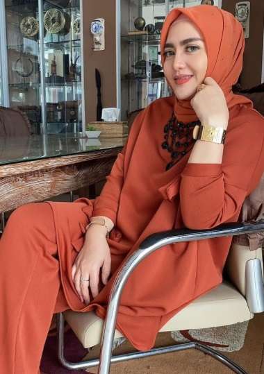 Kini Mantap Berhijab, 8 Potret Terbaru Ria Amelia Pelantun ‘SMS’ Sukses Curi Perhatian!