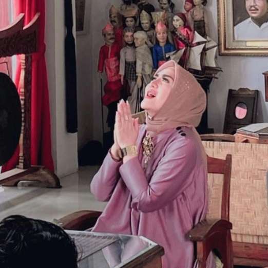 Kini Mantap Berhijab, 8 Potret Terbaru Ria Amelia Pelantun ‘SMS’ Sukses Curi Perhatian!