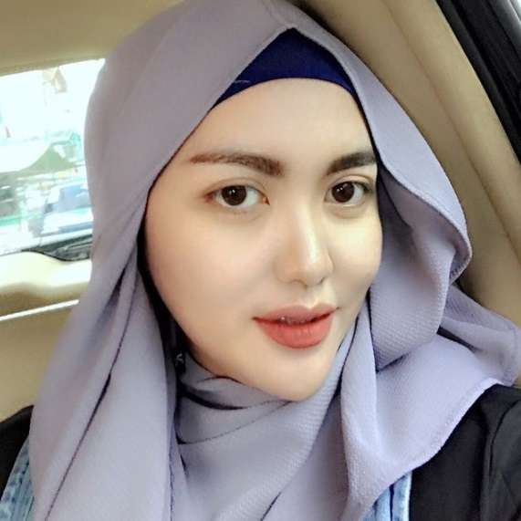 Kini Mantap Berhijab, 8 Potret Terbaru Ria Amelia Pelantun ‘SMS’ Sukses Curi Perhatian!
