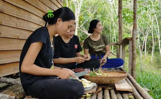Potret Keseharian Gadis Suku Dayak, Jago Olah Sayur Jadi Makanan Populer!