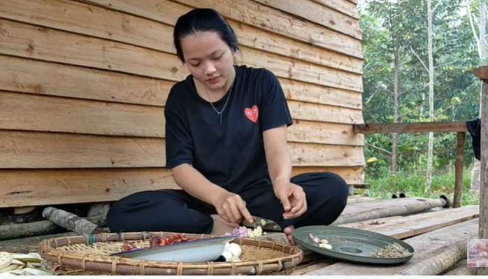 Potret Keseharian Gadis Suku Dayak, Jago Olah Sayur Jadi Makanan Populer!