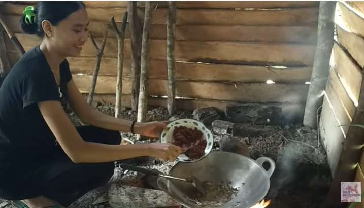Potret Keseharian Gadis Suku Dayak, Jago Olah Sayur Jadi Makanan Populer!
