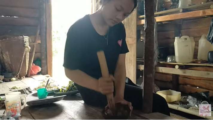 Potret Keseharian Gadis Suku Dayak, Jago Olah Sayur Jadi Makanan Populer!