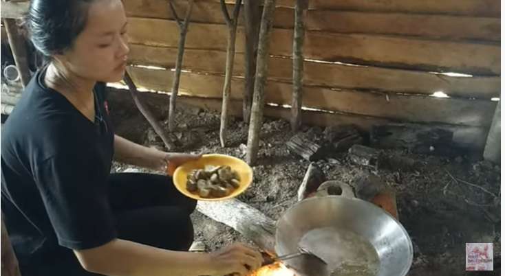Potret Keseharian Gadis Suku Dayak, Jago Olah Sayur Jadi Makanan Populer!