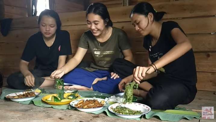 Potret Keseharian Gadis Suku Dayak, Jago Olah Sayur Jadi Makanan Populer!