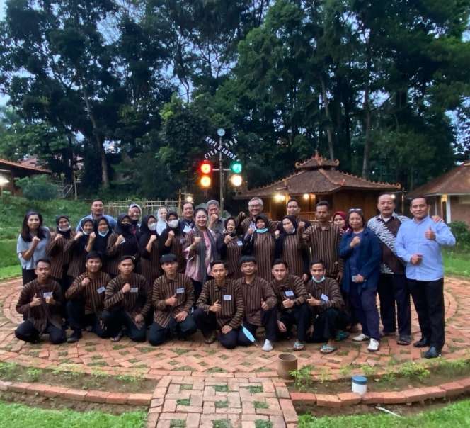 10 Penampakan Warung Kopi Milik Titiek Soeharto, Luarnya Sederhana Dalamnya Bikin Melongo!