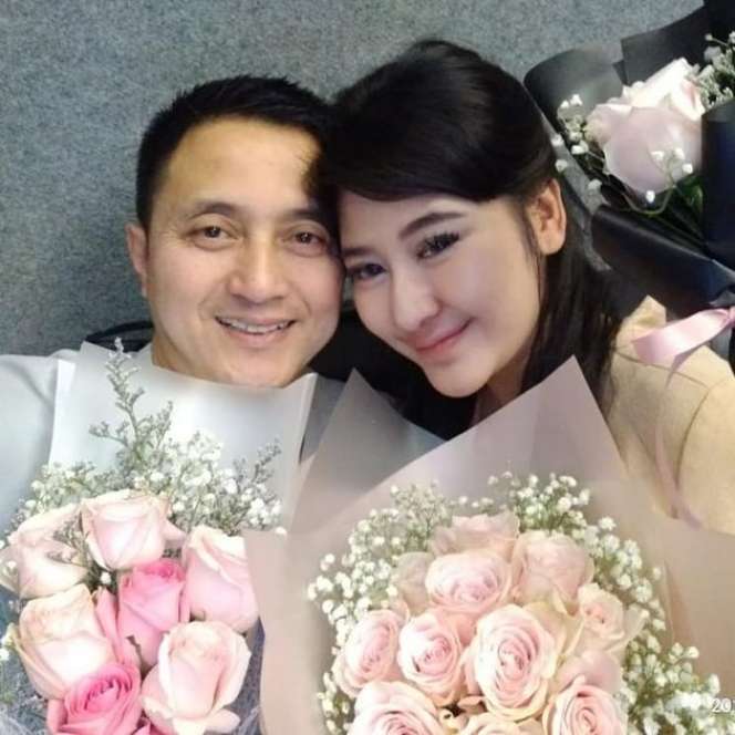 Momen Romantis Legenda Bulu Tangkis Ricky Subagja Bareng Istri Ketiga, Beda Usia 26 Tahun!