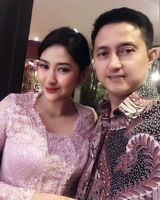 Momen Romantis Legenda Bulu Tangkis Ricky Subagja Bareng Istri Ketiga, Beda Usia 26 Tahun!
