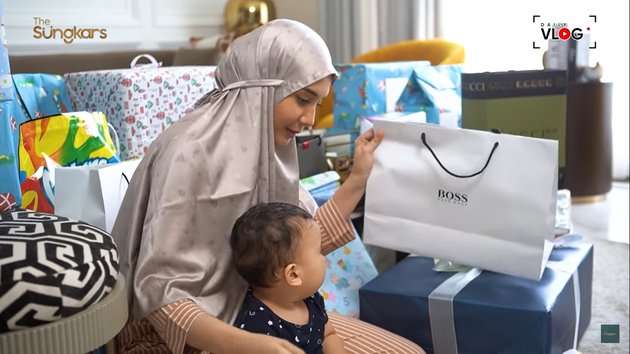 10 Potret Zaskia Sungkar Unboxing Kado Aqiqah, Pemberian Nagita Slavina Bikin Kegirangan!
