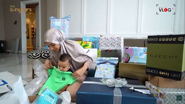 10 Potret Zaskia Sungkar Unboxing Kado Aqiqah, Pemberian Nagita Slavina Bikin Kegirangan!