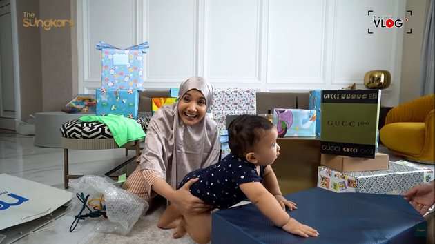 10 Potret Zaskia Sungkar Unboxing Kado Aqiqah, Pemberian Nagita Slavina Bikin Kegirangan!