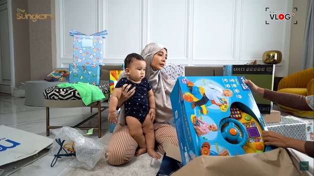 10 Potret Zaskia Sungkar Unboxing Kado Aqiqah, Pemberian Nagita Slavina Bikin Kegirangan!