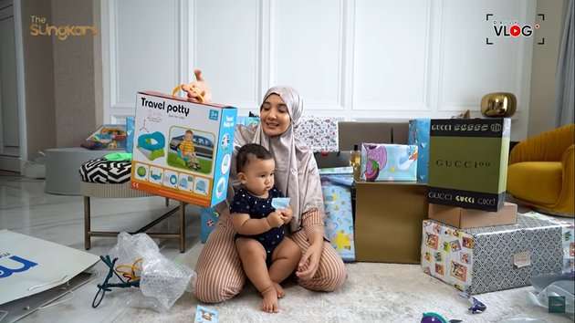 10 Potret Zaskia Sungkar Unboxing Kado Aqiqah, Pemberian Nagita Slavina Bikin Kegirangan!