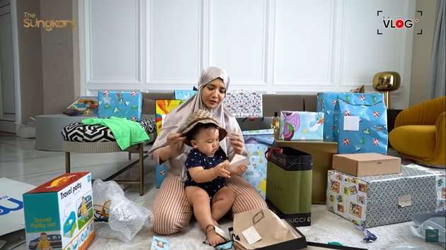 10 Potret Zaskia Sungkar Unboxing Kado Aqiqah, Pemberian Nagita Slavina Bikin Kegirangan!