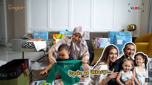 10 Potret Zaskia Sungkar Unboxing Kado Aqiqah, Pemberian Nagita Slavina Bikin Kegirangan!
