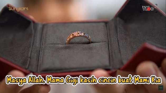 10 Potret Zaskia Sungkar Unboxing Kado Aqiqah, Pemberian Nagita Slavina Bikin Kegirangan!