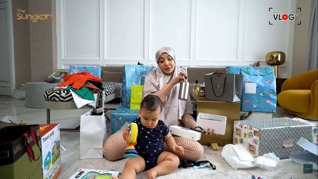10 Potret Zaskia Sungkar Unboxing Kado Aqiqah, Pemberian Nagita Slavina Bikin Kegirangan!