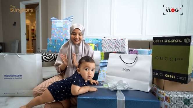 10 Potret Zaskia Sungkar Unboxing Kado Aqiqah, Pemberian Nagita Slavina Bikin Kegirangan!