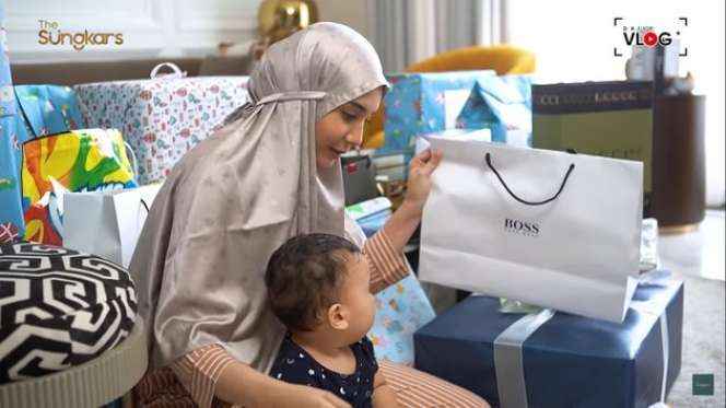 10 Potret Zaskia Sungkar Unboxing Kado Aqiqah, Pemberian Nagita Slavina Bikin Kegirangan!