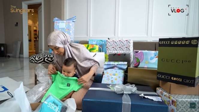 10 Potret Zaskia Sungkar Unboxing Kado Aqiqah, Pemberian Nagita Slavina Bikin Kegirangan!