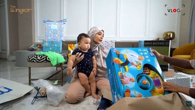 10 Potret Zaskia Sungkar Unboxing Kado Aqiqah, Pemberian Nagita Slavina Bikin Kegirangan!
