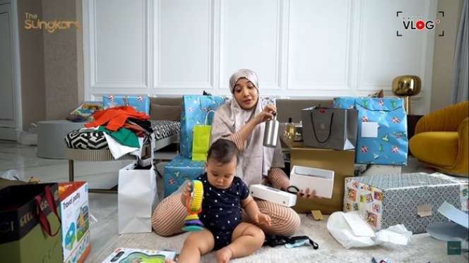 10 Potret Zaskia Sungkar Unboxing Kado Aqiqah, Pemberian Nagita Slavina Bikin Kegirangan!