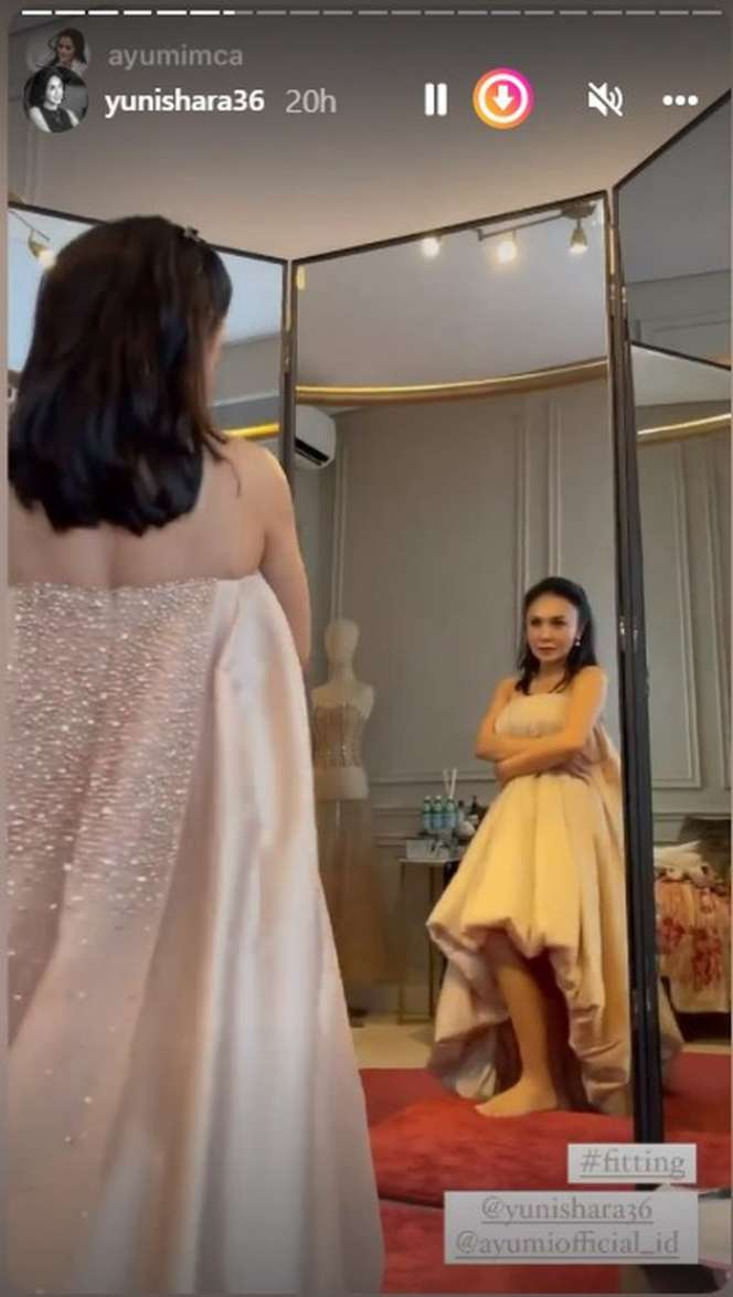 Pakai Gaun Dari Bulu Angsa Yuni Shara Tampil Memukau, Warganet Malah Fokus Ke Bagian Ini!