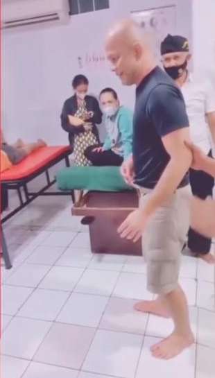 7 Potret Terbaru Harry Pantja Usai Dikabarkan Stroke, Perubahannya Bikin Syok!