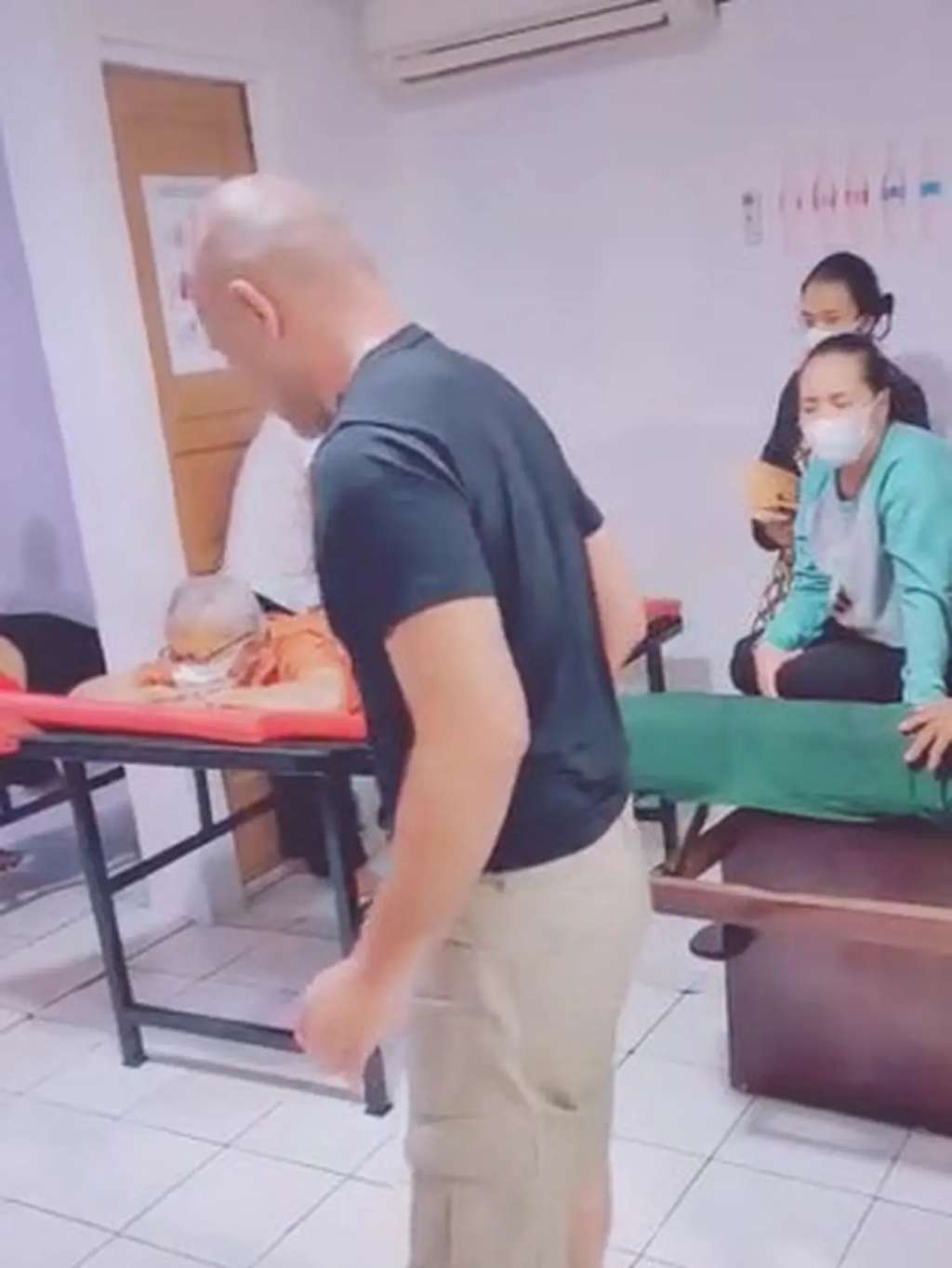 7 Potret Terbaru Harry Pantja Usai Dikabarkan Stroke, Perubahannya Bikin Syok!