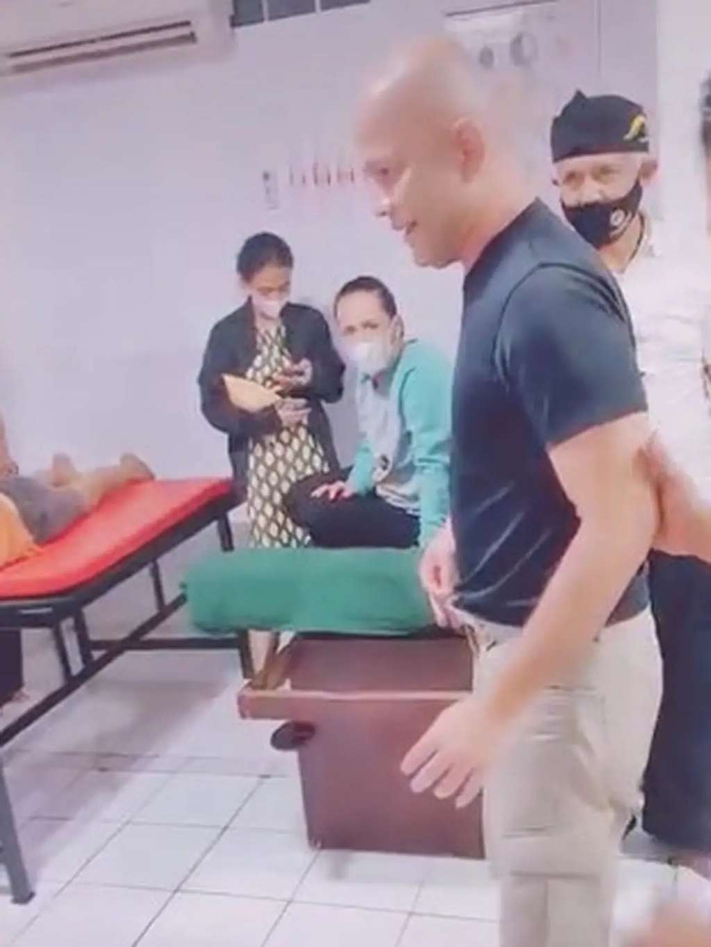 7 Potret Terbaru Harry Pantja Usai Dikabarkan Stroke, Perubahannya Bikin Syok!