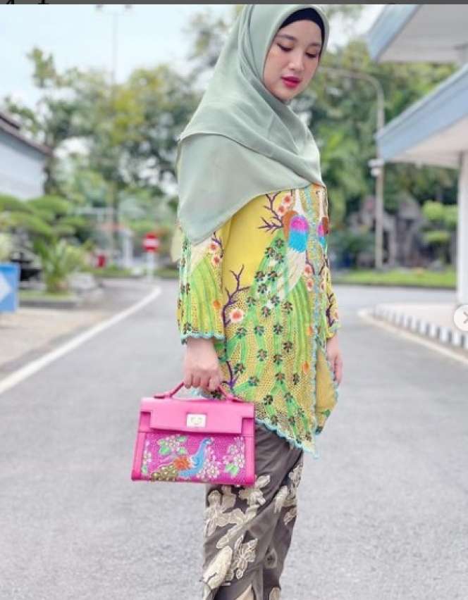 9 Gaya Chacha Frederica yang Kini Jadi Istri Pejabat, Kece Dasteran!