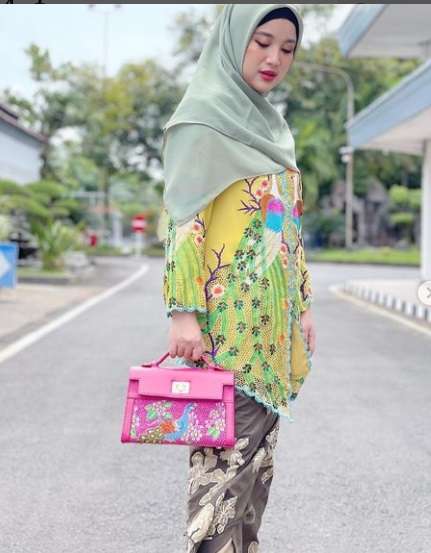 9 Gaya Chacha Frederica yang Kini Jadi Istri Pejabat, Kece Dasteran!