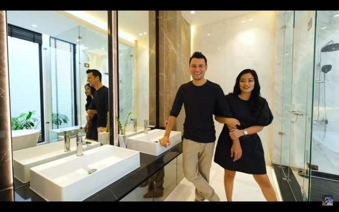 Mewahnya 5 Potret Kamar Mandi Titi Kamal dan Christian Sugiono, Dilengkapi Fasilitas Super Canggih 
