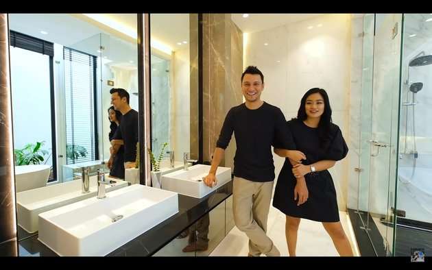 Mewahnya 5 Potret Kamar Mandi Titi Kamal dan Christian Sugiono, Dilengkapi Fasilitas Super Canggih 