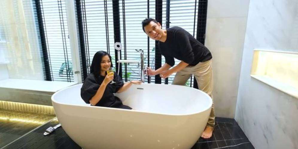 Mewahnya 5 Potret Kamar Mandi Titi Kamal dan Christian Sugiono, Dilengkapi Fasilitas Super Canggih 