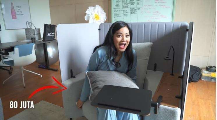 9 Penampakan Kursi Rp80 Juta Luna Maya yang Viral, Bentuknya Malah Bikin Syok!