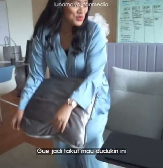 9 Penampakan Kursi Rp80 Juta Luna Maya yang Viral, Bentuknya Malah Bikin Syok!