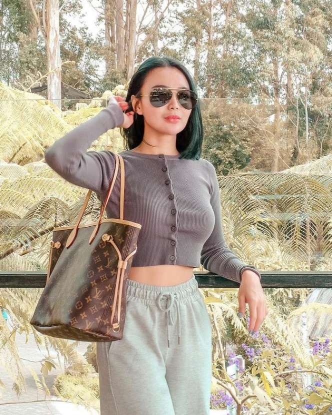 8 Potret Wika Salim Pamer Pinggang Ramping Bak Boneka, Warganet Sampai Dibuat Takjub!