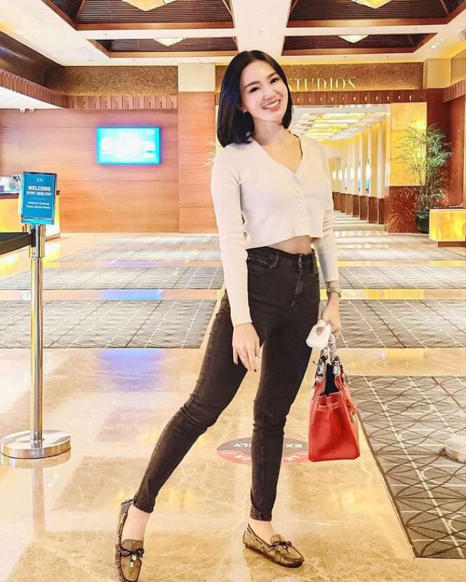 8 Potret Wika Salim Pamer Pinggang Ramping Bak Boneka, Warganet Sampai Dibuat Takjub!