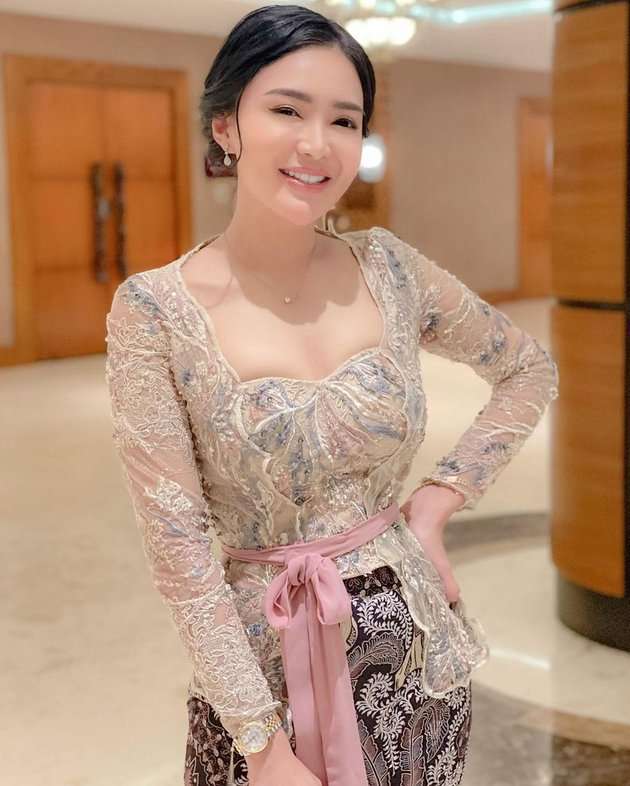 8 Potret Wika Salim Pamer Pinggang Ramping Bak Boneka, Warganet Sampai Dibuat Takjub!