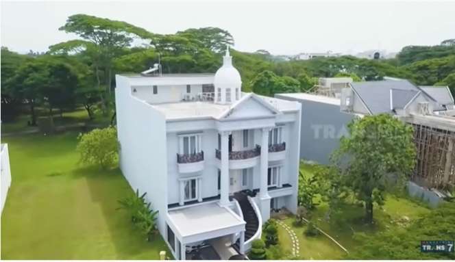 7 Penampakan Rumah Mewah Indra Kenz, Crazy Rich Medan yang Sempat Dihujat!
