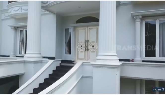 7 Penampakan Rumah Mewah Indra Kenz, Crazy Rich Medan yang Sempat Dihujat!