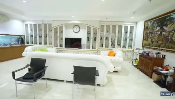 7 Penampakan Rumah Mewah Indra Kenz, Crazy Rich Medan yang Sempat Dihujat!