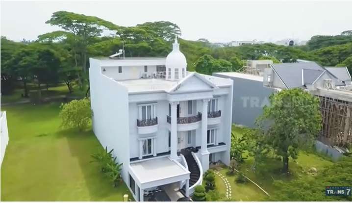 7 Penampakan Rumah Mewah Indra Kenz, Crazy Rich Medan yang Sempat Dihujat!