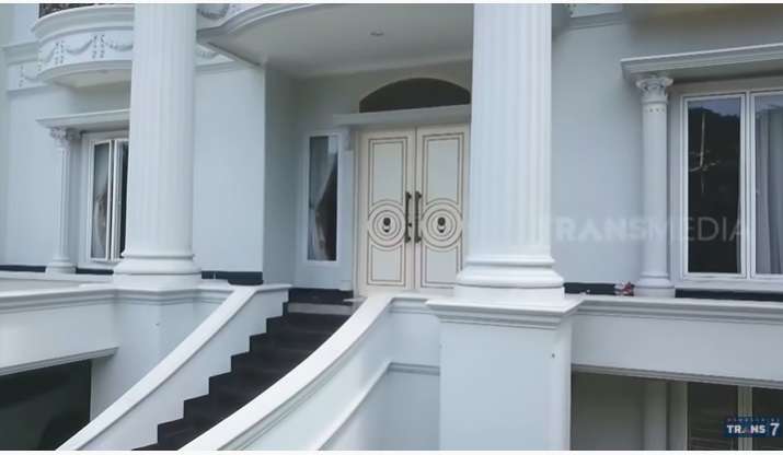 7 Penampakan Rumah Mewah Indra Kenz, Crazy Rich Medan yang Sempat Dihujat!