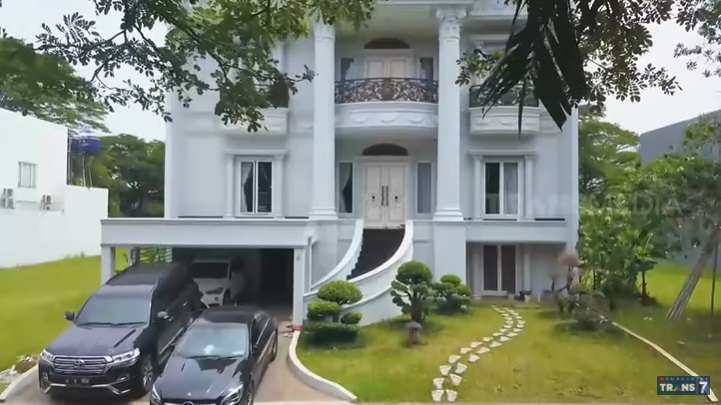 7 Penampakan Rumah Mewah Indra Kenz, Crazy Rich Medan yang Sempat Dihujat!