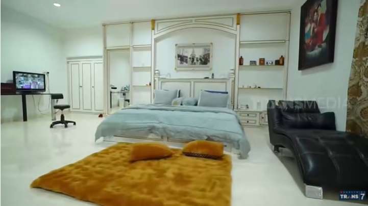 7 Penampakan Rumah Mewah Indra Kenz, Crazy Rich Medan yang Sempat Dihujat!