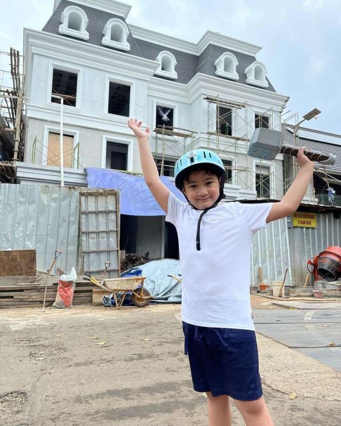 Adu Mewah 7 Rumah Crazy Rich Indonesia, Milik Indra Kenz Paling Megah Bak Istana!